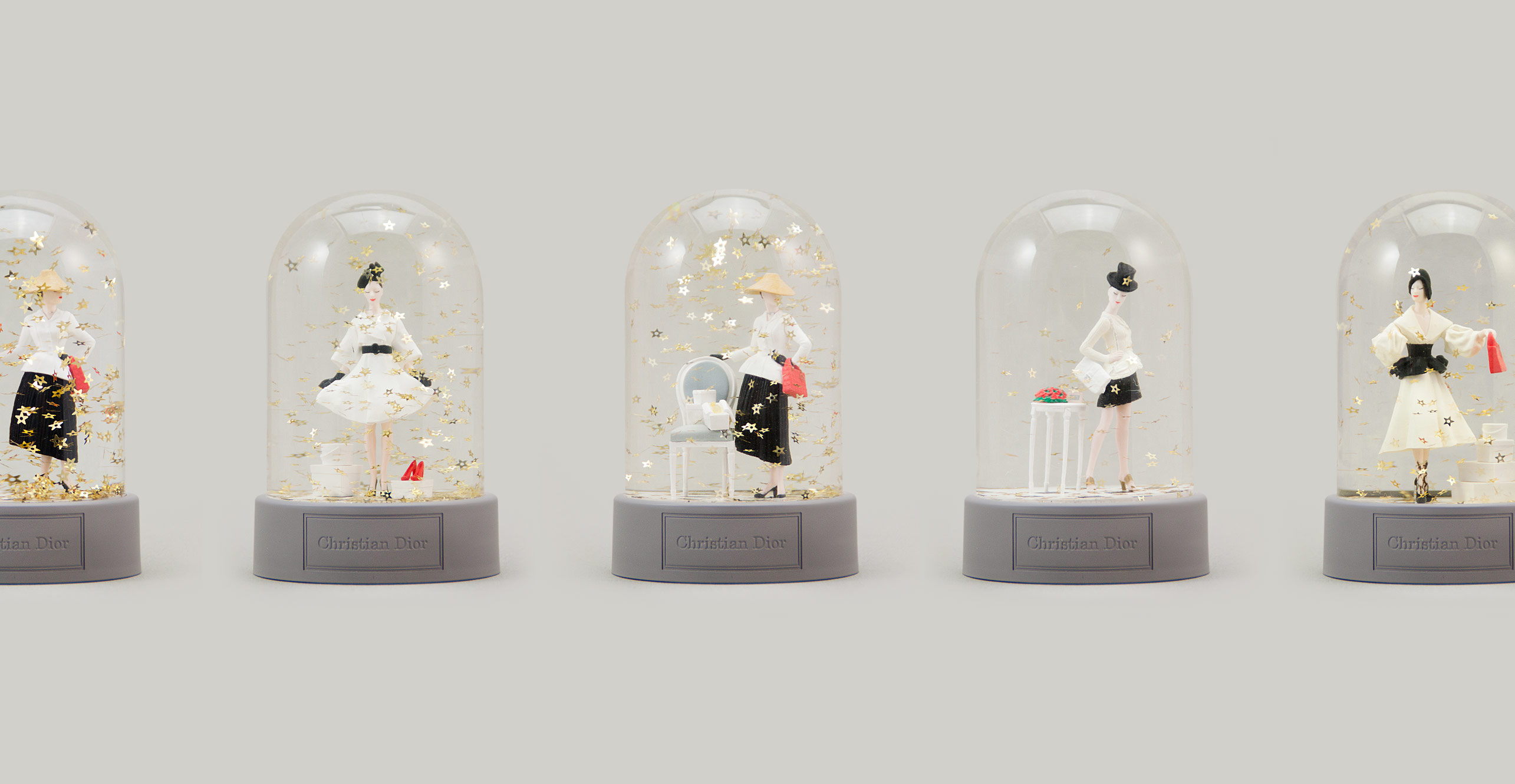 Lot - CHRISTIAN DIOR Mini BOULE A NEIGE en plastique et résine 5,5 x 4,5 cm  Mini SNOW GLOBE in plastic and resin 5,5 x 4,5 cm - Catalog# 701784 Chanel  private collection & Luxury Accessories Online